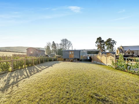 Setting | Rose - Llawrllan, St Harmon, near Rhayader