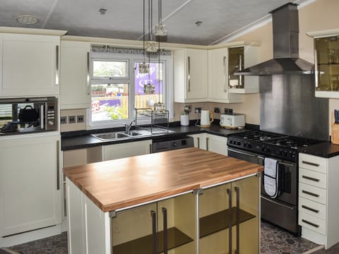 Kitchen | Sandy Shores Lodge, Towyn