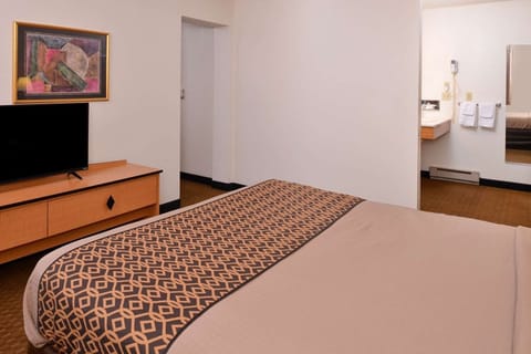 Unit with 1 Queen bed. Exact unit will be assigned upon arrival. Views, colors, and decor may vary.