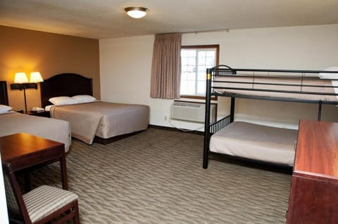 Unit with 2 Queen beds and 1 Bunk bed. Exact unit will be assigned upon arrival. Views, colors, and decor may vary.