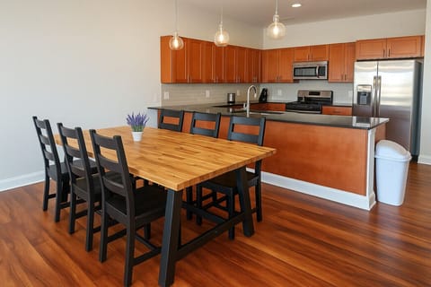 Spacious Dining & Kitchen – Modern Design, Fully Equipped for Your Stay