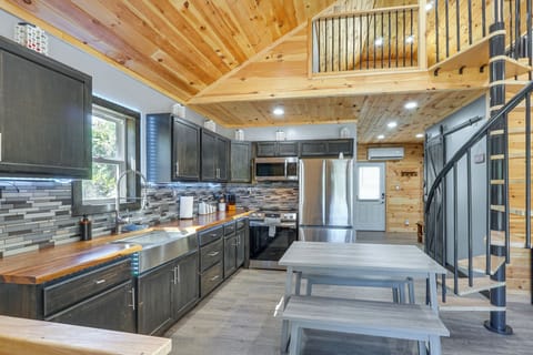 Kitchen | Main Level | Dining Table