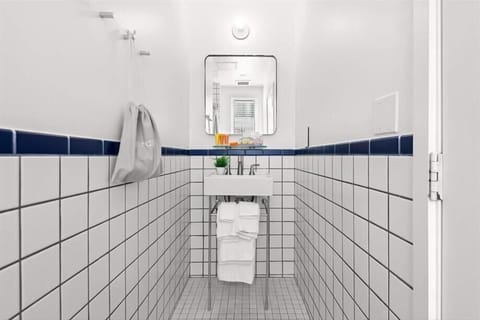 Miami Miami Beach Junior Queen Studio Bathroom