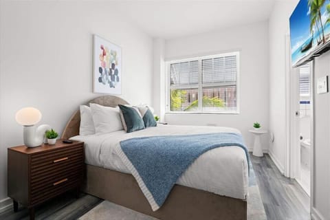 Miami Miami Beach Junior Queen Studio Bedroom