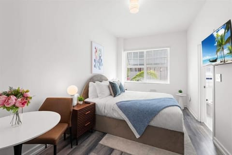Miami Miami Beach Junior Queen Studio Bedroom
