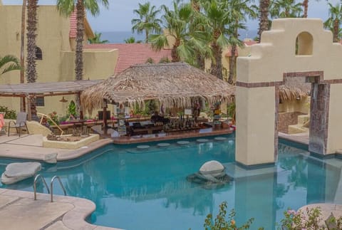 Swim-up Bar