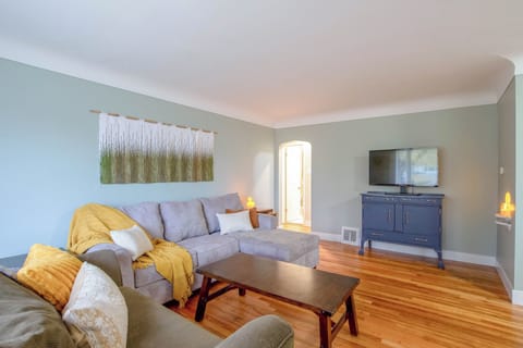 Cozy living area. Always very sunny in here!