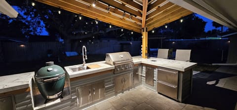 Outdoor kitchenette