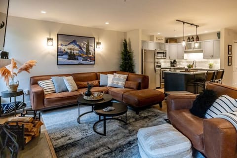 Walk into your Whistler oasis!The caramel-toned leather couches provide a cozy space for family gatherings or quiet relaxation. Whether you`ve been biking the scenic Valley Trail or strolling through Whistler Village, you`ll love unwinding here by the fir