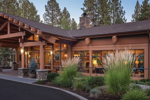 Main lodge- pet friendly, adventure base camp to the great outdoors for skiing, golfing, hiking, biking, fishing, rafting, swimming, ice skating, climbing in the great high desert of Oregon near Sun River and Bend.