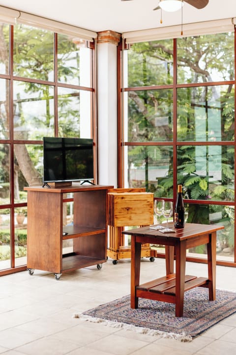 Gorgeous views of desert and British style gardens. Screen on rolling cart. 