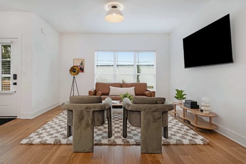 "Place matches the photos and description. Neighbors are super friendly. Great location for west Nashville. About 5 minutes to centennial park and 12 to broadway. Would stay again." - Amanda 2024