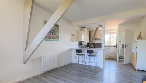 Cuisine équipée avec petit réfrigérateur, machine à café, bouilloire, plaques de cuisson et micro-ondes faisant four.
Coin repas pour 2 personnes.
Cuisine semi ouverte sur le salon.