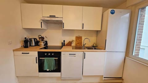 Cuisine équipée avec lave-vaisselle, four, plaques de cuisson, machine à café, bouilloire, grille-pain, micro-ondes et réfrigérateur avec congélateur.
Espace repas pour 5 personnes séparant la cuisine du salon.