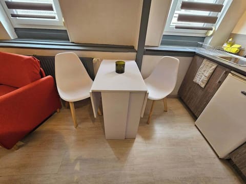 Coin salle-à-manger pour deux personnes dans l'espace entre le salon et la cuisine.