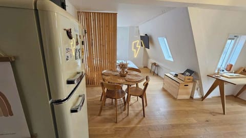 Chambre avec lit double et télévision murale HD.
Chambre semi ouverte sur l'espace repas pour deux personnes et la cuisine.