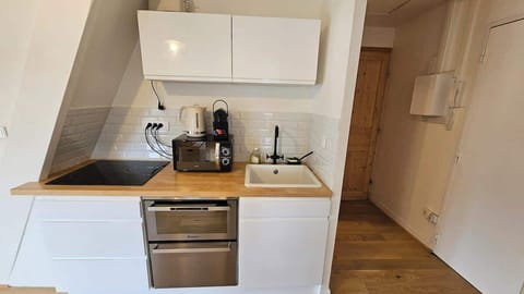 Cuisine équipée avec plaques de cuisson, four, micro-ondes, lave vaisselle, réfrigérateur avec congélateur et coin repas pour deux personnes.
La cuisine est ouverte sur l'espace bureau et semi ouverte sur la chambre.