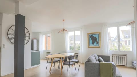 Salon avec espace salle-à-manger, ouvert sur la cuisine.
TV HD dans le salon.