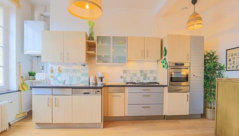 Cuisine équipée avec gazinière, four, cafetière, bouilloire, lave-vaisselle, réfrigérateur avec congélateur, machine à glaçons, micro-ondes.