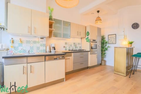 Cuisine équipée avec gazinière, four, cafetière, bouilloire, lave-vaisselle, réfrigérateur avec congélateur, machine à glaçons, micro-ondes.