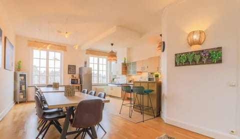 Cuisine ouverte et équipée avec gazinière, four, cafetière, bouilloire, lave-vaisselle, réfrigérateur avec congélateur, machine à glaçons, micro-ondes. 
Espace salle-à-manger pour 20 personnes.
Grande TV HD et système son.