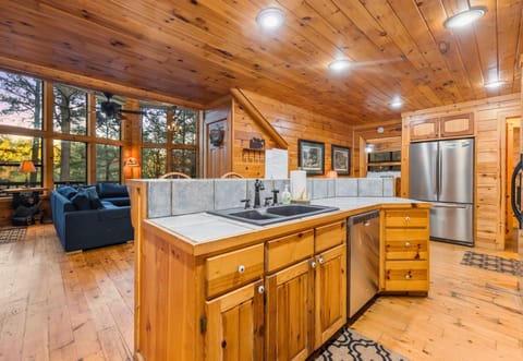 The large island doubles as the perfect spot for meal prep or late-night card games—there’s room for everyone here.