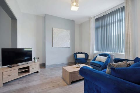 Cosy living room equipped with a SMART TV with Netflix and plenty of space to sit down and relax. 