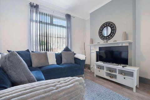 Cosy living room equipped with a SMART TV with Netflix and plenty of space to sit down and relax. 