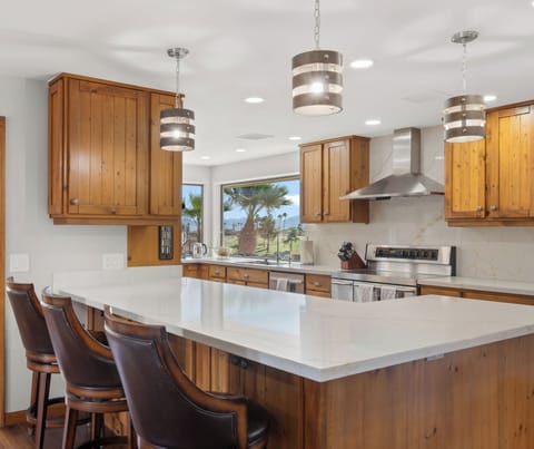 Kitchen island sitting area
