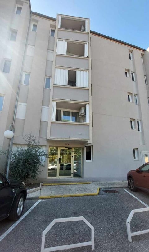 Entrée de l'immeuble : bâtiment A