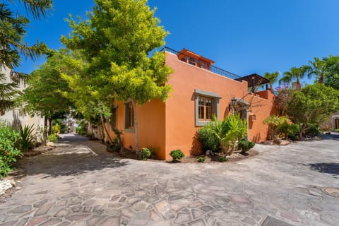 3 bedroom & 3 bathroom Home FN 209 steps from the beach