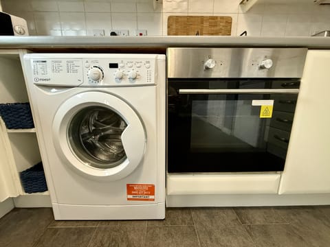 Kitchen Essentials: Fully equipped laundry and cooking space for effortless meal prep and cleanup!