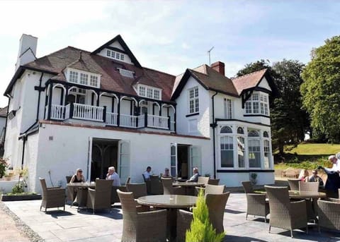 Penrallt Hotel - 100m away