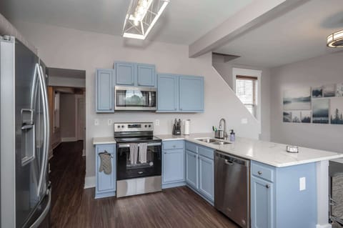 Natural lighting throughout