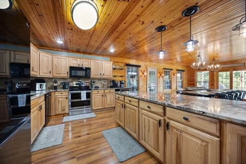 Kitchen (Main Floor) (1)