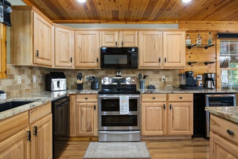 Kitchen (Main Floor) (2)