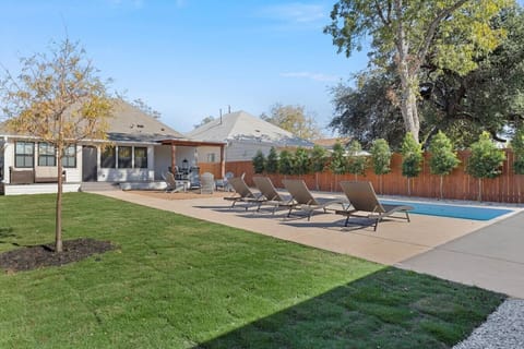 Private Pool, outdoor dining & entertaining areas