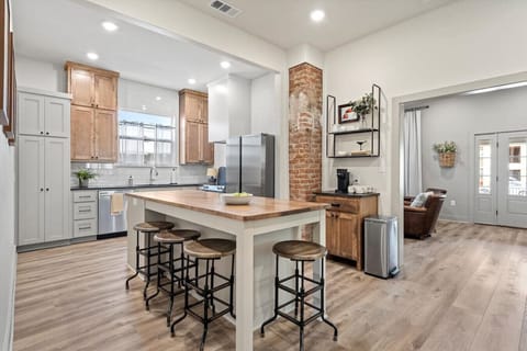 Well-equipped kitchen with seating for 4