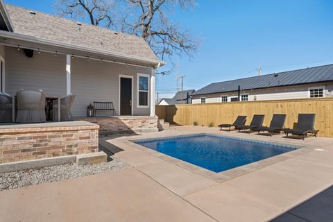 Beautiful back yard pool w/ sun loungers
