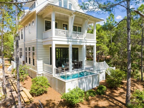 Beautiful pool overlooking greenbelt - no neighbors on 3 sides!