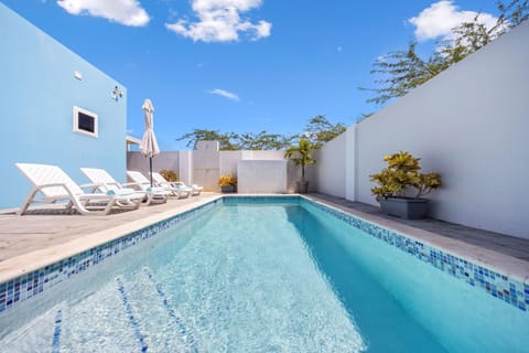 Take a dip in the inviting pool, soak up the sun on our loungers, or enjoy the outdoor shower—your private oasis awaits right outside the studio. Relaxation, Aruba-style!