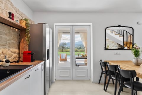 The ground floor offers a cute and air-conditioned living area with a fully equipped kitchen