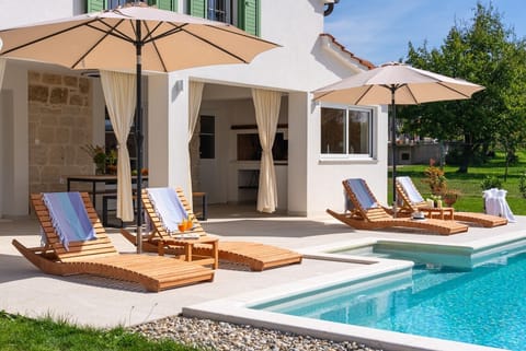 The outdoors offers a private swimming pool (4 m x 7 m), a sun deck area with 6 deck chairs and sun umbrellas