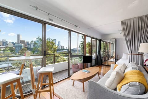 Floor-to-ceiling windows in the living area bring the cityscape indoors, offering incredible views of Sydney’s skyline and green spaces.
