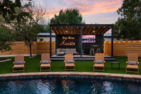 Lounge by the water and soak in the vibrant city vibes as the sun sets.