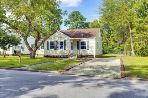 Jacksonville Vacation Rental | 2BR | 1.5BA | 4 Steps to Enter | 1,111 Sq Ft