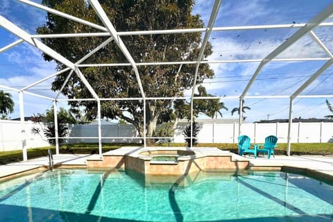 Screened-in pool & spa with sun loungers to relax,plus an outdoor dining and BBQ