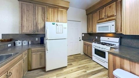 433 W San Antonio St Bluebonnet Kitchen