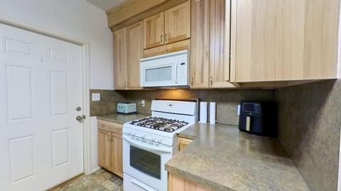 433 W San Antonio St Bluebonnet 09052024 120848