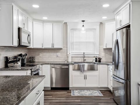 Bright and inviting kitchen – perfect for creating memorable meals with friends and family. ️